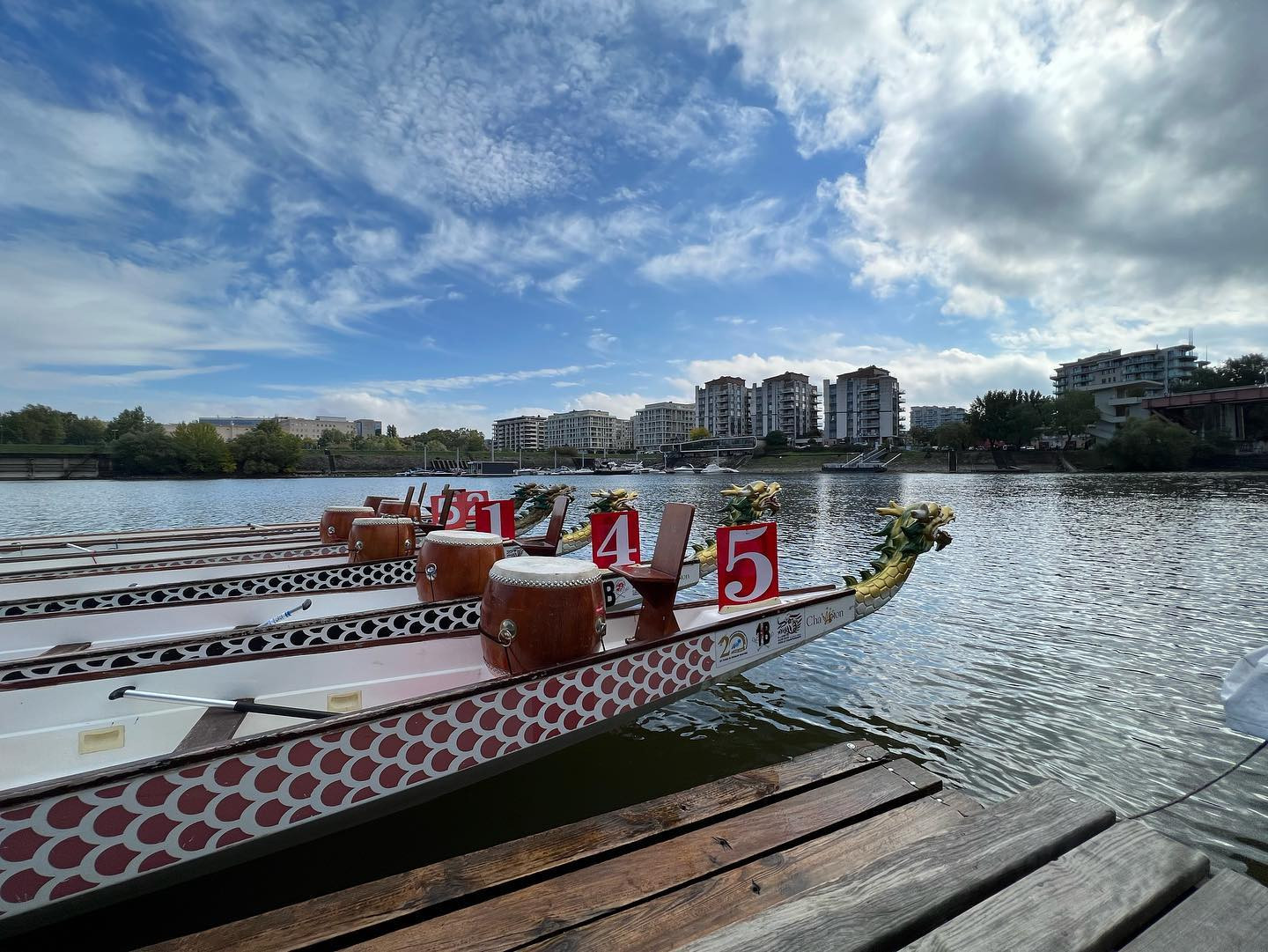 Dunai Regatta: Evezős, sárkányhajós küzdelmek és fesztiválhangulat az első napon