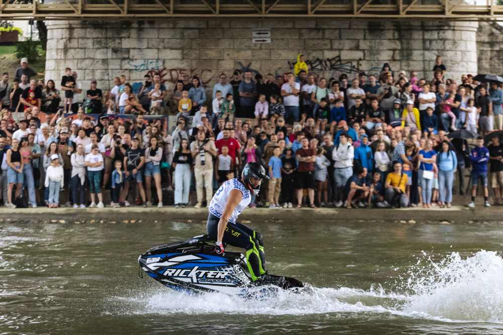 Startolt a vízi adrenalinbomba: Látványos nyitány Győrzámolyban a jet-ski Európa-bajnokságon és junior világbajnokságon