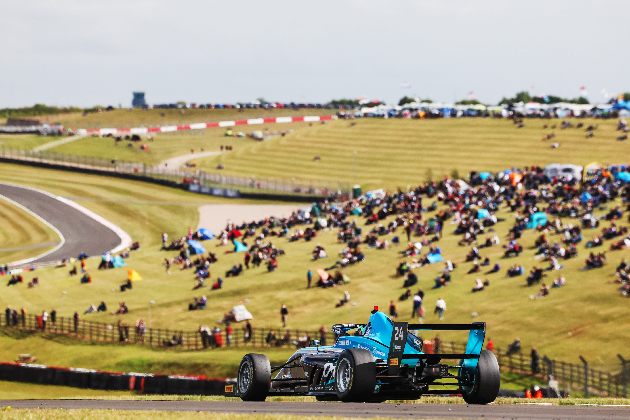 Büntetésözön zúdult Molnár Martinra a brit F4-ben
